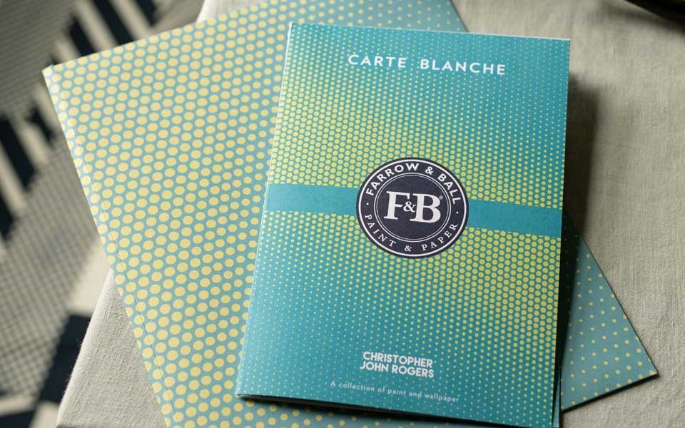 Die zugeklappte extra Farbkarte von Farrow an Ball zu Carte Blanche