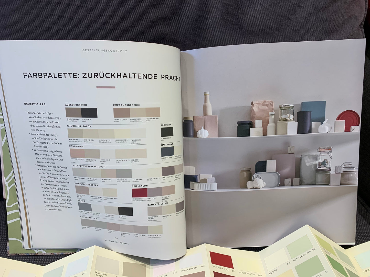 Eine Farbauswahl mit Bildbeispielen aus der Farbpalette von Farrow and Ball zum Thema Zurückhaltende Pracht aus dem Buch "Glücklich wohnen mit Farbe". Davor eine offene Farbkarte.