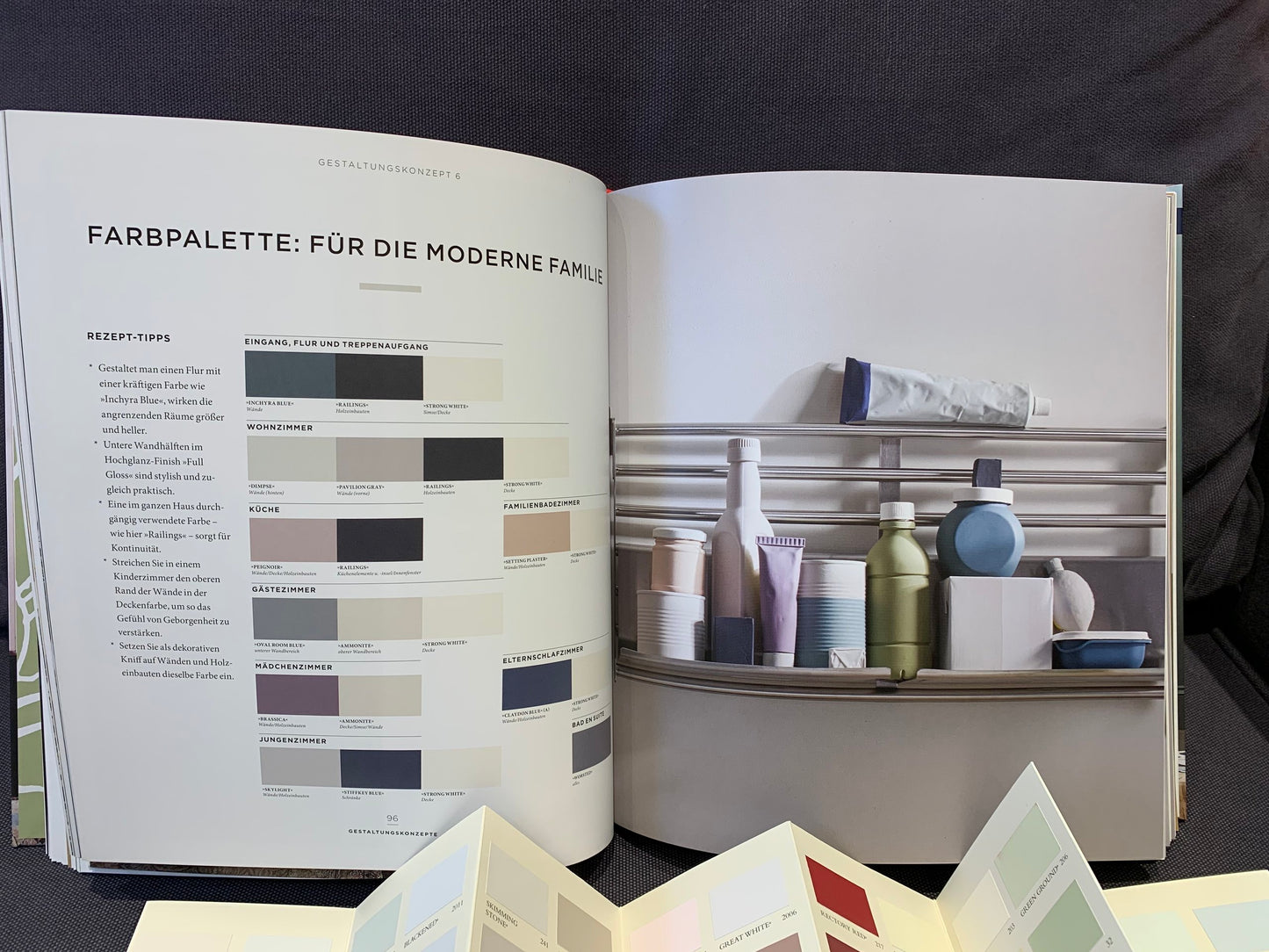 Eine Farbauswahl mit Bildbeispielen aus der Farbpalette von Farrow and Ball zum Thema Für die Moderne Familie aus dem Buch "Glücklich wohnen mit Farbe". Davor eine offene Farbkarte.