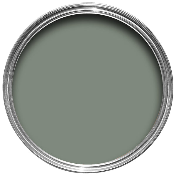 Offene Farbdose von oben vom schlichten und rauchigen Graugrün Card Room Green.
