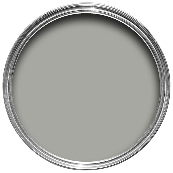 Offene Farbdose von oben von Lamp Room Gray, einem Grau, als hätte Ruß eine Wand verfärbt. 
