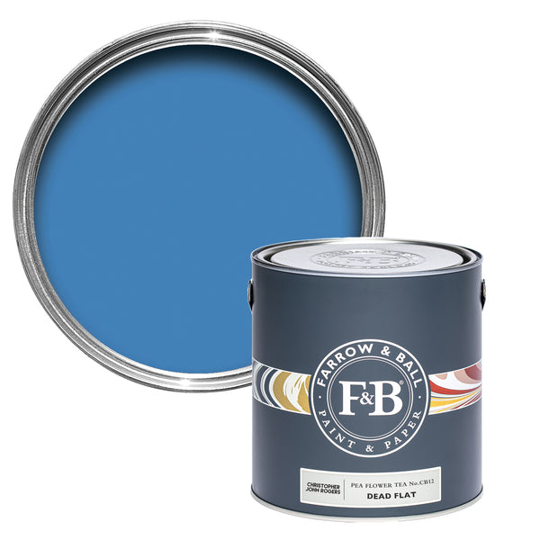 Offene Dead Flat Farbdose von Pea Flower Tea, dem leuchtenden blauen Tee, der aus Schmetterlingsblüten gewonnen wird. 