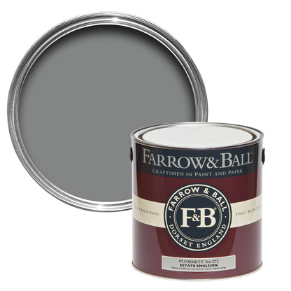 Offene Farbdose von oben von Plumett, einem starken Grau mit einer geschlossenen 2,5l Dose Estate Emulsion davor. 

