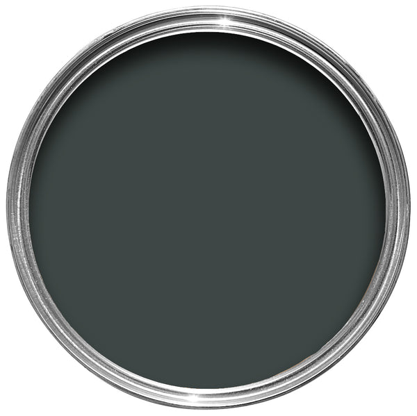 Offene Farbdose von oben von Studio Green, einem sehr dunklen Grün, wie man es als Polohemden auf Golfplätzen findet.
