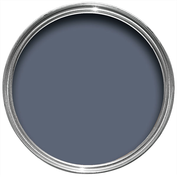 Offene Farbdose von oben von Wine Dark, einem dunklen Blau wie der Nachthimmel, der jedem Raum glamouröse Gemütlichkeit gibt 
