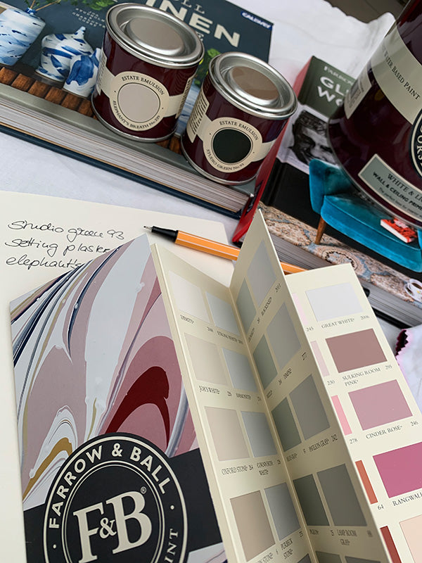 Die Farrow and Ball Farbkarte präsentiert mit einem handschriftlichen Beispiel der Farbkombiantion Elephant's Breath und Studio Green und den dazugehörigen Sample Pots. 