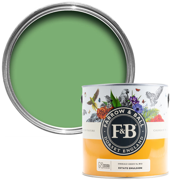 Offene Farbdose von oben von Emerald Green, einem Grün wie das von Smaragden mit einer geschlossenen 2,5l NHM Dose davor. 