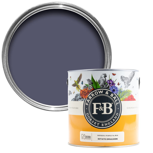Offene Farbdose von oben von Imperial Purple, einem edlen Lila wie die tiefen Blütenteilen des Safrankrokus mit einer geschlossenen 2,5l NHM Dose davor